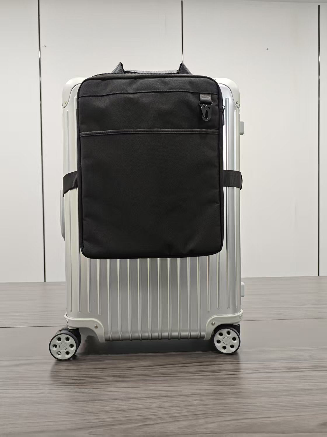 Outdoor portable luggage hanging bag storage bag, large capacity multifunctional storage bag, portable bag